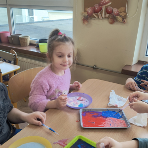 dzieci podczas malowania na mleku