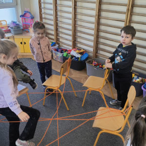 zabawa dzieci - pajęczyna