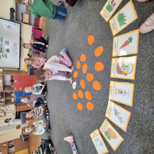 dzieci grają w memory Wielkanocne