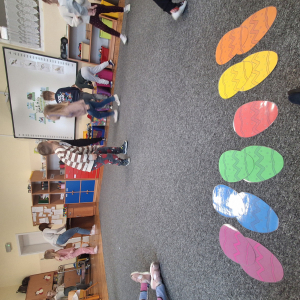 Dzieci szukają jajek