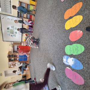 Dzieci szukają jajek