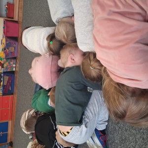 Dzieci szukają jajek