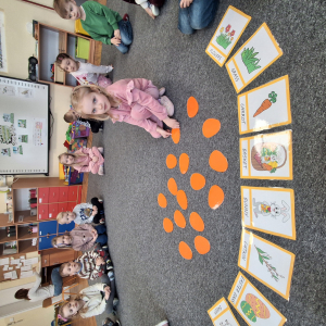 dzieci grają w memory Wielkanocne