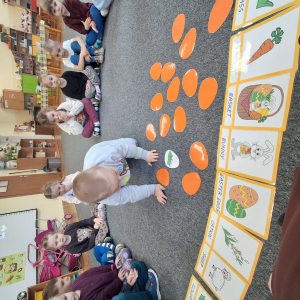 dzieci grają w memory Wielkanocne