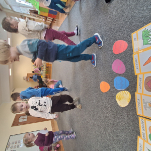 Dzieci szukają jajek