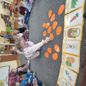 dzieci grają w memory Wielkanocne