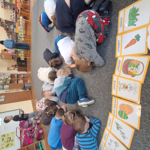 Dzieci szukają jajek