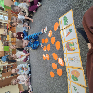 dzieci grają w memory Wielkanocne