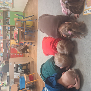 Dzieci szukają jajek