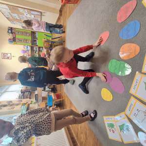 Dzieci szukają jajek