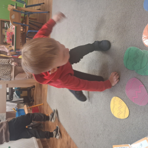 Dzieci szukają jajek