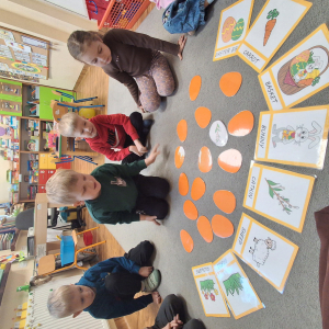 dzieci grają w memory Wielkanocne