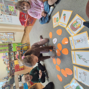 dzieci grają w memory Wielkanocne