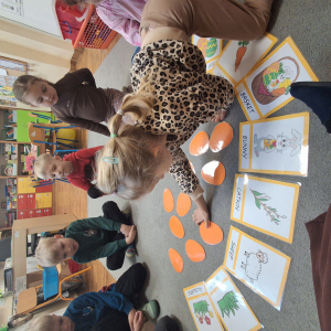 dzieci grają w memory Wielkanocne