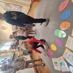 Dzieci szukają jajek