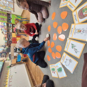 dzieci grają w memory Wielkanocne