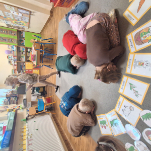 Dzieci szukają jajek