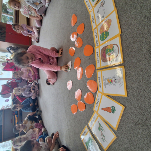 dzieci grają w memory Wielkanocne