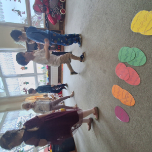 Dzieci szukają jajek