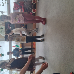 Dzieci szukają jajek