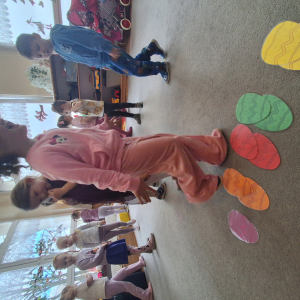 Dzieci szukają jajek