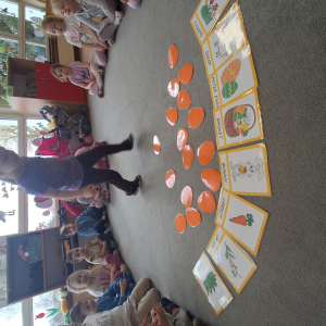 dzieci grają w memory Wielkanocne