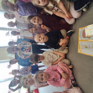 dzieci grają w memory Wielkanocne