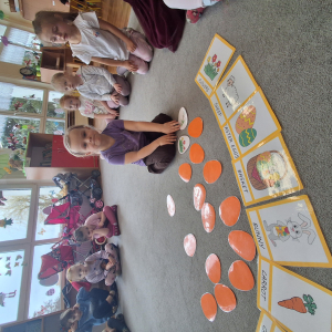 dzieci grają w memory Wielkanocne