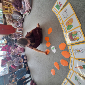 dzieci grają w memory Wielkanocne