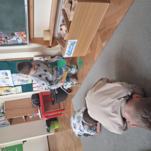 Dzieci szukaja jajek