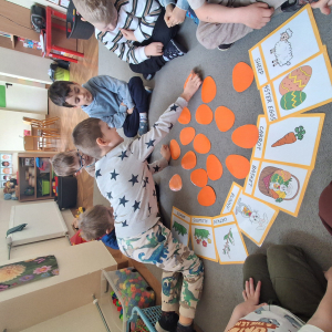 dzieci grają w memory Wielkanocne