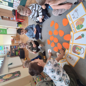 dzieci grają w memory Wielkanocne