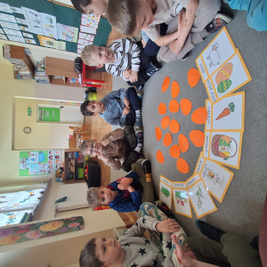 dzieci grają w memory Wielkanocne