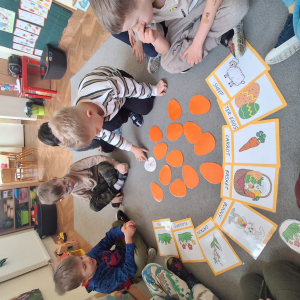 dzieci grają w memory Wielkanocne