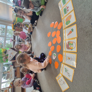 dzieci grają w memory Wielkanocne