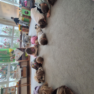 Dzieci szukają jajek