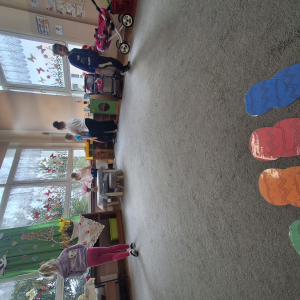 Dzieci szukają jajek