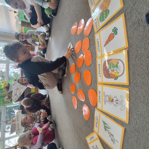 dzieci grają w memory Wielkanocne