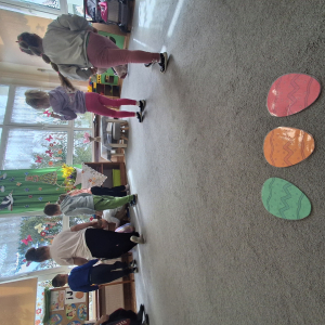 Dzieci szukaja jajek