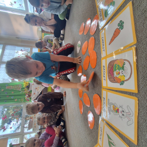 dzieci grają w memory Wielkanocne