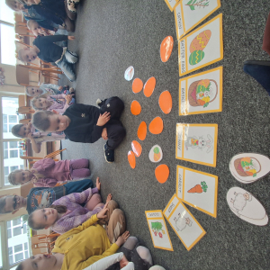 dzieci grają w memory Wielkanocne