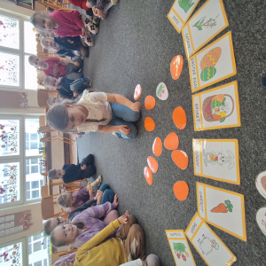 dzieci grają w memory Wielkanocne