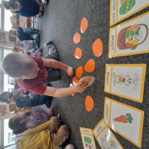 dzieci grają w memory Wielkanocne