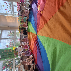 Dzieci trzymają chustę animacyjną