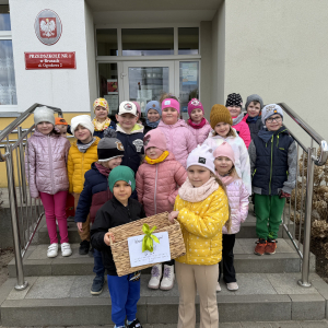 „Grupa „Skrzaty” z Przedszkola nr 1 w Brusach składa wielkanocne życzenia i wręcza symboliczne nasiona