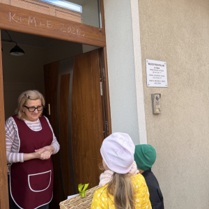 Wizyta w kancelarii parafialnej w Brusach Przedszkolaki przekazały wielkanocne życzenia i symbol nowego życia 