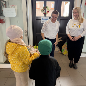 Środowiskowy Dom Samopomocy Dzieci podzieliły się wielkanocną życzliwością i wiosennym symbolem nadziei 