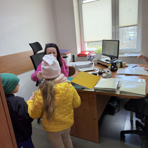 Gminny Zarząd Oświaty Przedszkolaki wręczyły nasiona – symbol nowego życia i nadziei 