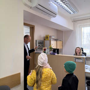 Gminny Zarząd Oświaty Przedszkolaki wręczyły nasiona – symbol nowego życia i nadziei 