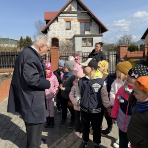 Spotkanie z Księdzem Prałatem Zdzisławem Wirwickim Dzieci z grupy „Skrzaty” złożyły świąteczne życzenia oraz wręczyły symboliczne nasiona 